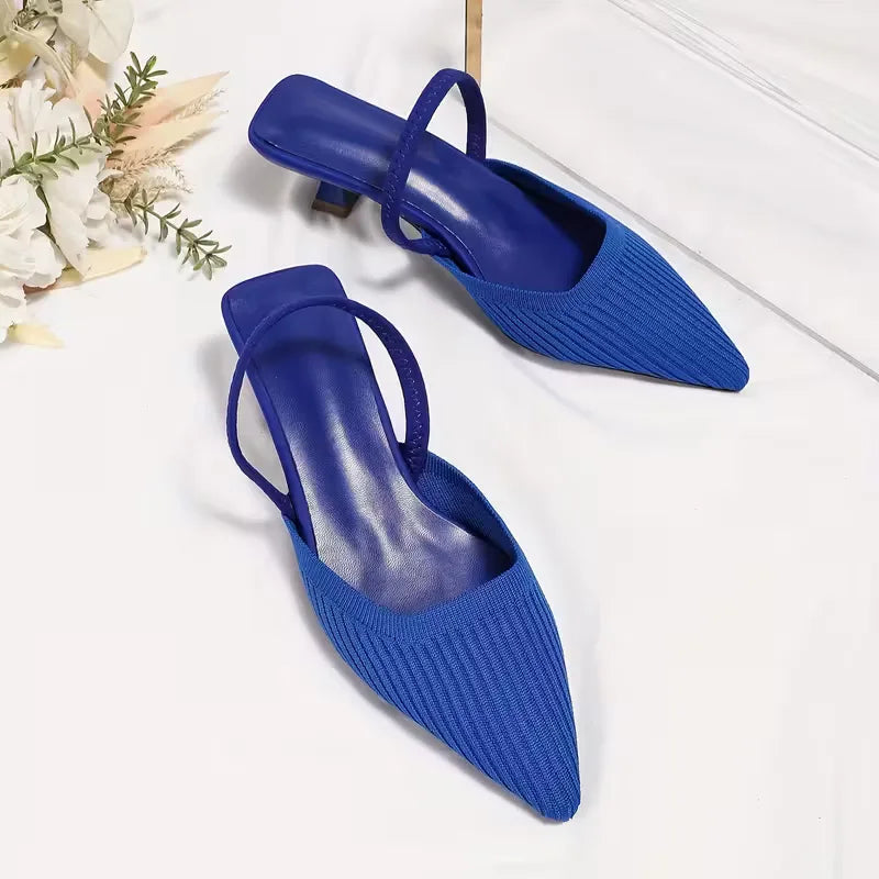 Slip-on elegante flare hakken, geschikt als comfortabele damesschoenen voor kantoor en feest.