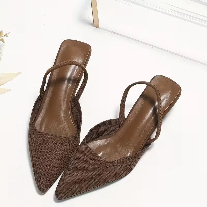 Zwarte flare hakken voor dames, perfect als kantoorschoenen of feestelijk.