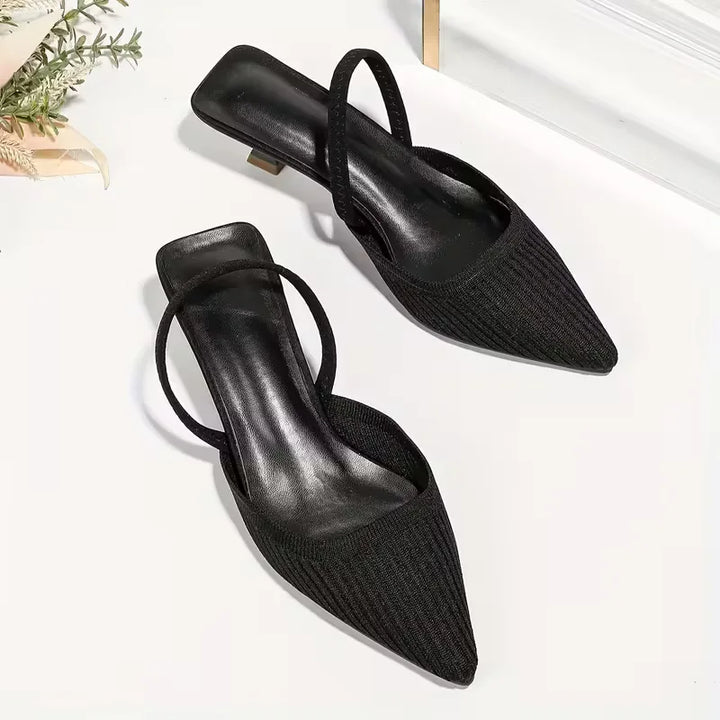 Dames hakken met unieke flare hak, voegt elegantie toe aan elke outfit.