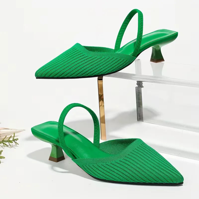 Veelzijdige damesschoenen: comfortabele slip-on hakken met stijlvolle flare hak.