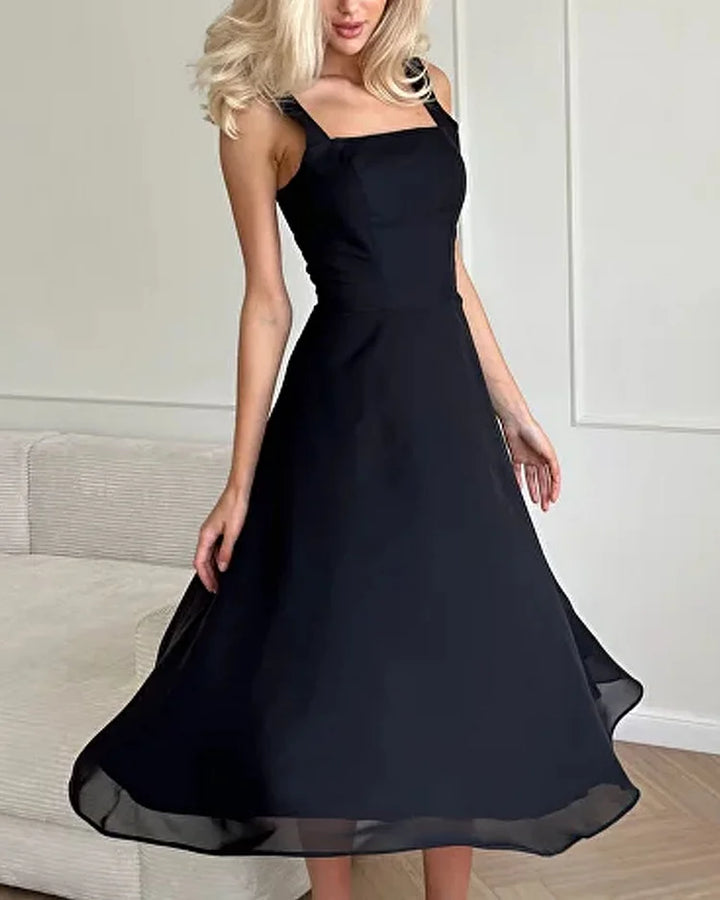 Stijlvolle midi jurk met vierkante hals, een elegante keuze voor zowel casual als feestelijke momenten.