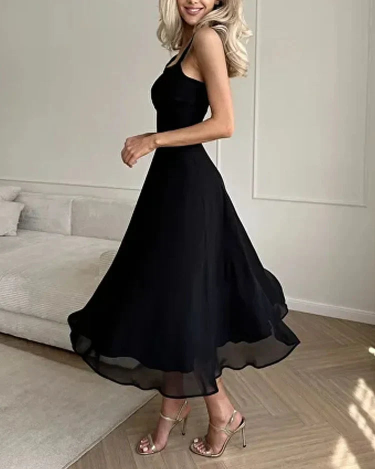 Elegante damesjurk, beschikbaar in wit of zwart, met vierkante hals voor een veelzijdige look.
