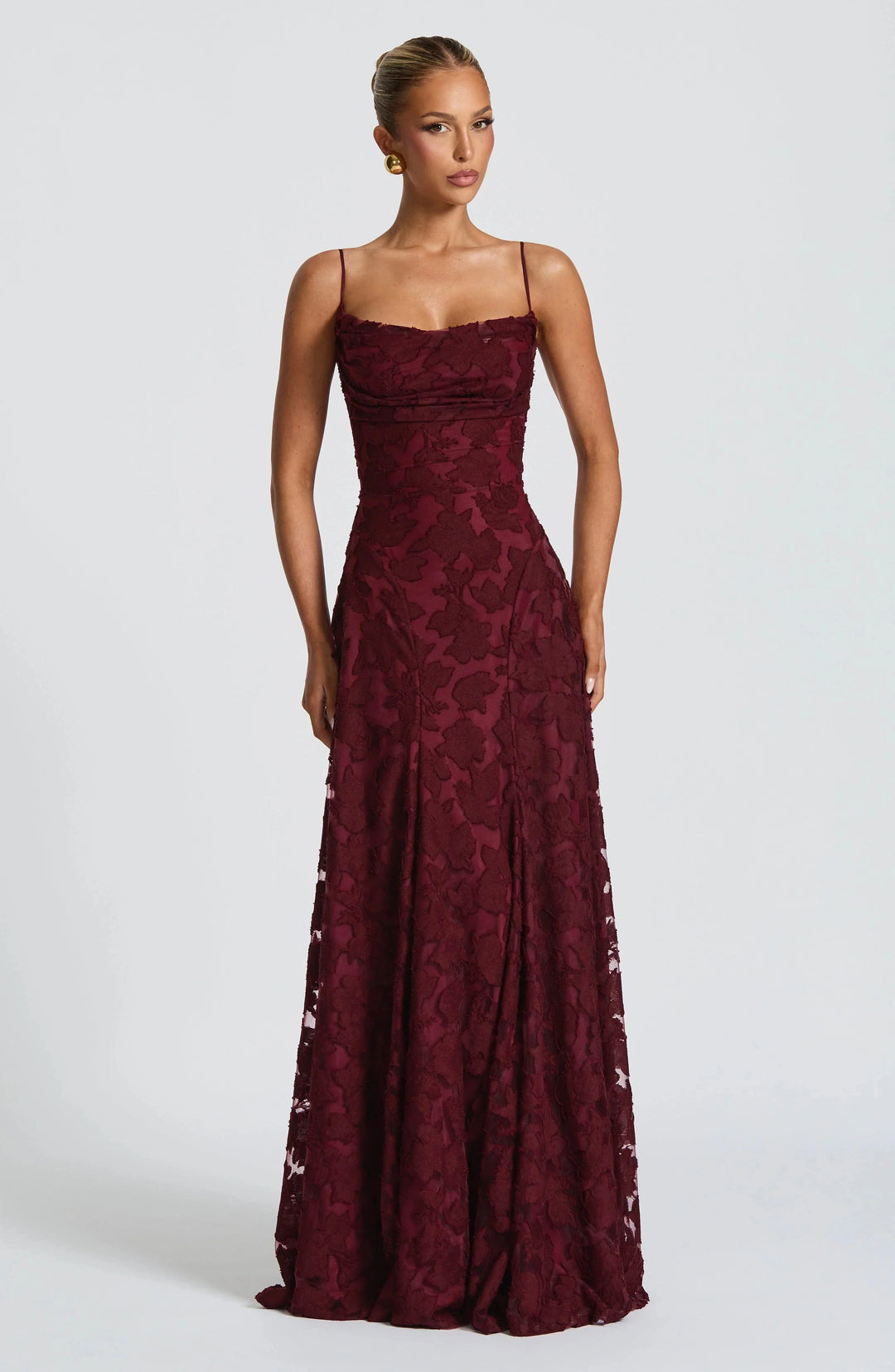 Dames elegante maxi jurk met bloemenpatroon en gedrapeerde hals, perfect voor feestjes.