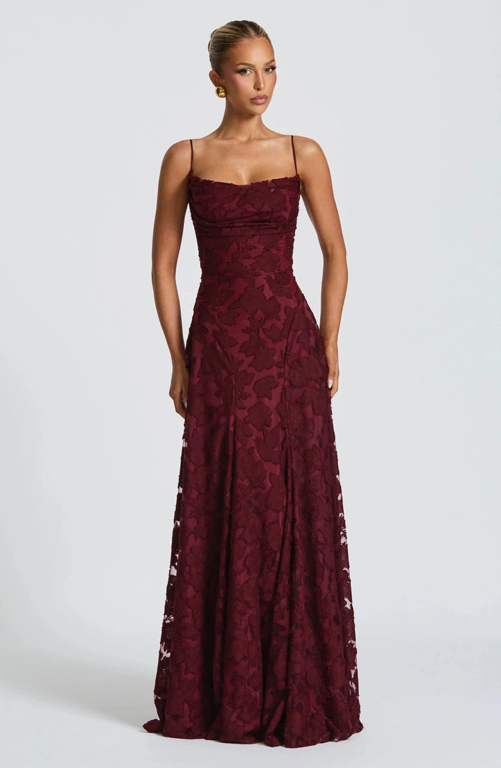 Dames elegante maxi jurk met bloemenpatroon en gedrapeerde hals, perfect voor feestjes.