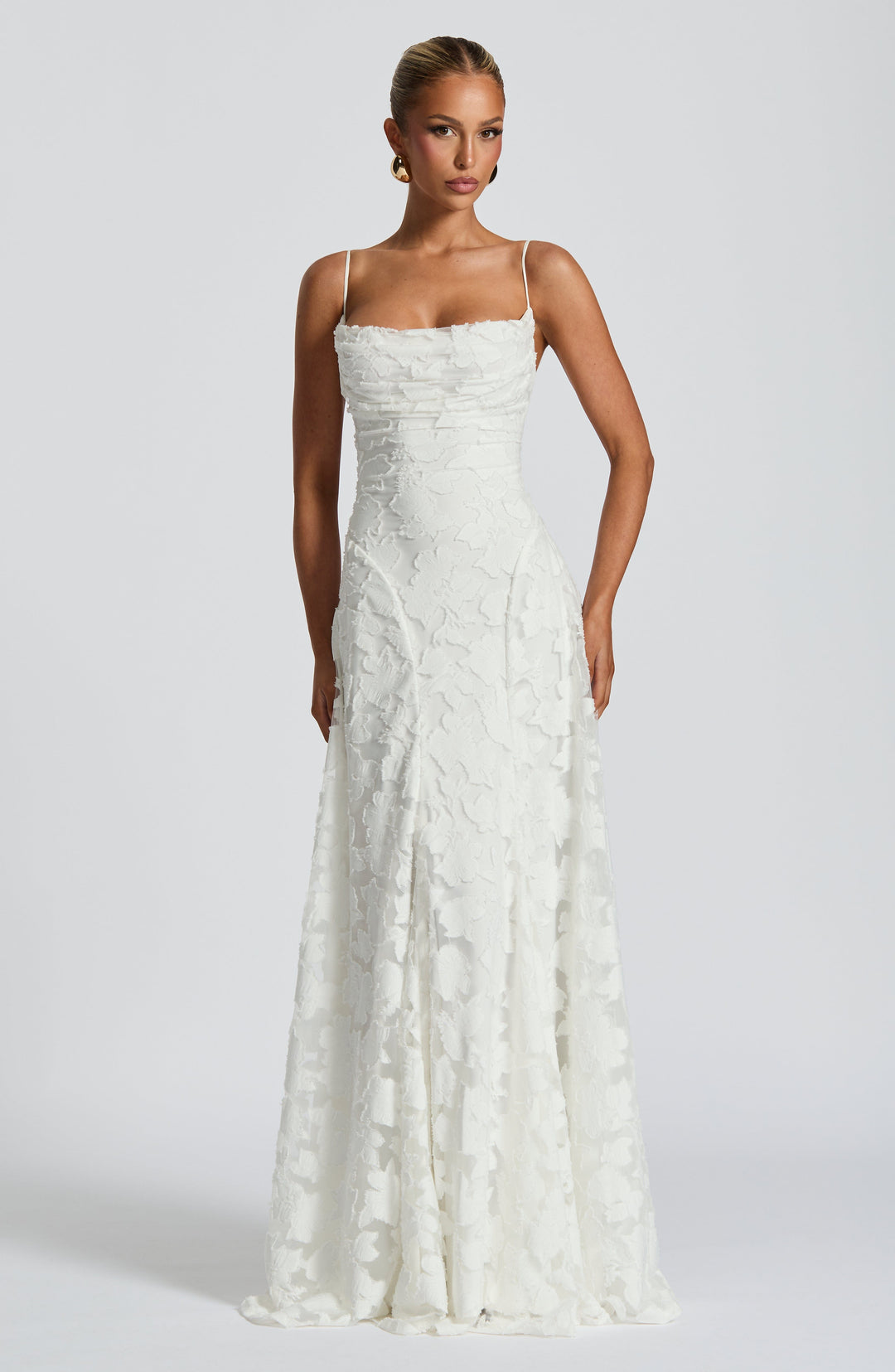Elegante maxi jurk met bloemen en gedrapeerde hals. Geschikt als galajurk of avondkleding.