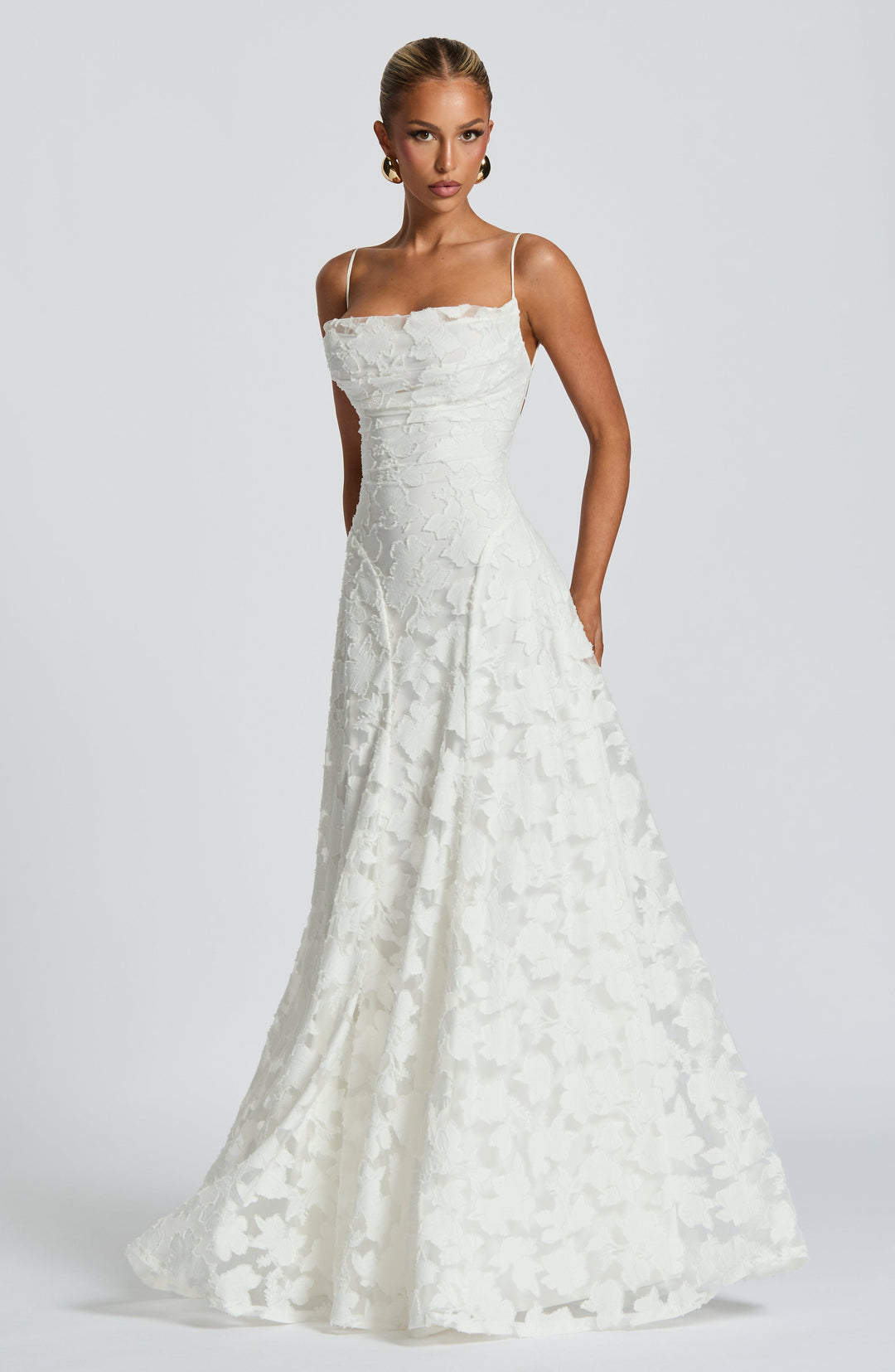 Mooie mouwloze maxi jurk voor dames, bloemenpatroon en elegante gedrapeerde hals.