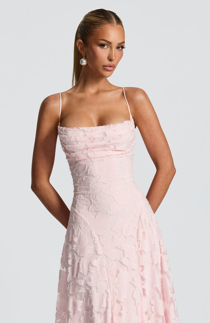 Feestjurk dames: maxi model met bloemen, gedrapeerde hals en spaghettibandjes.