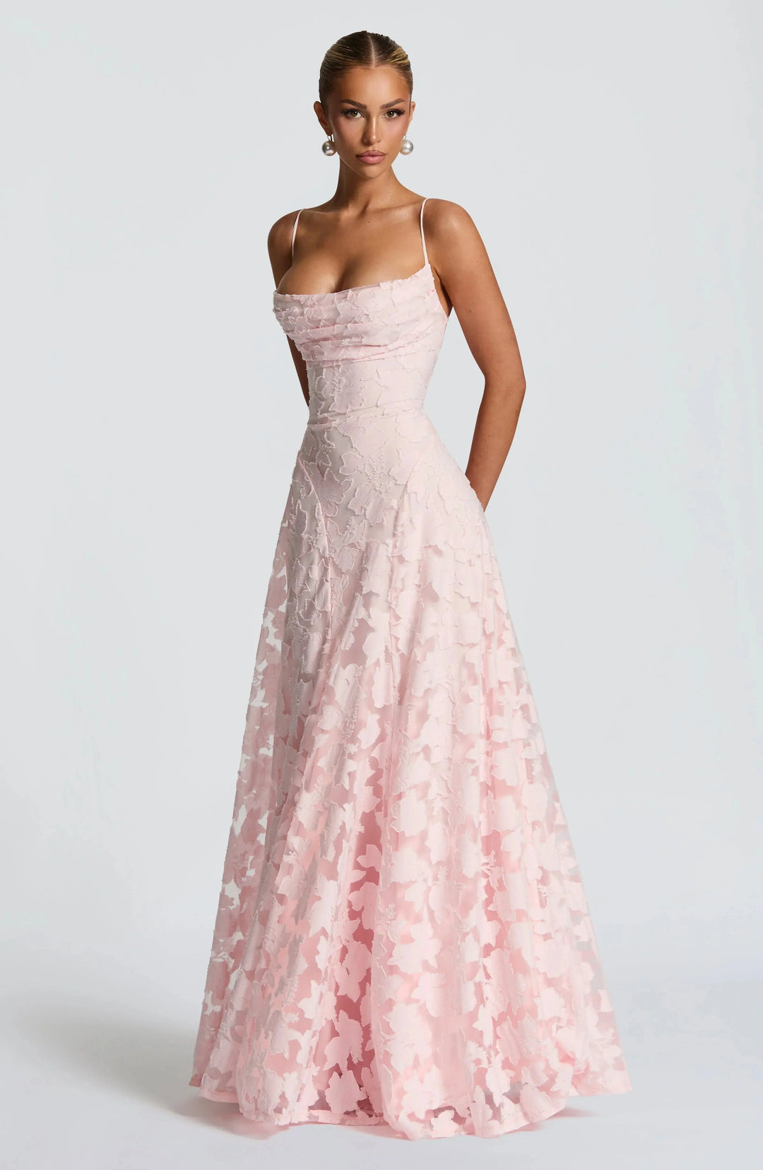 Gedrapeerde hals maxi jurk voor dames, met levendig bloemenpatroon. Elegante avondkleding.