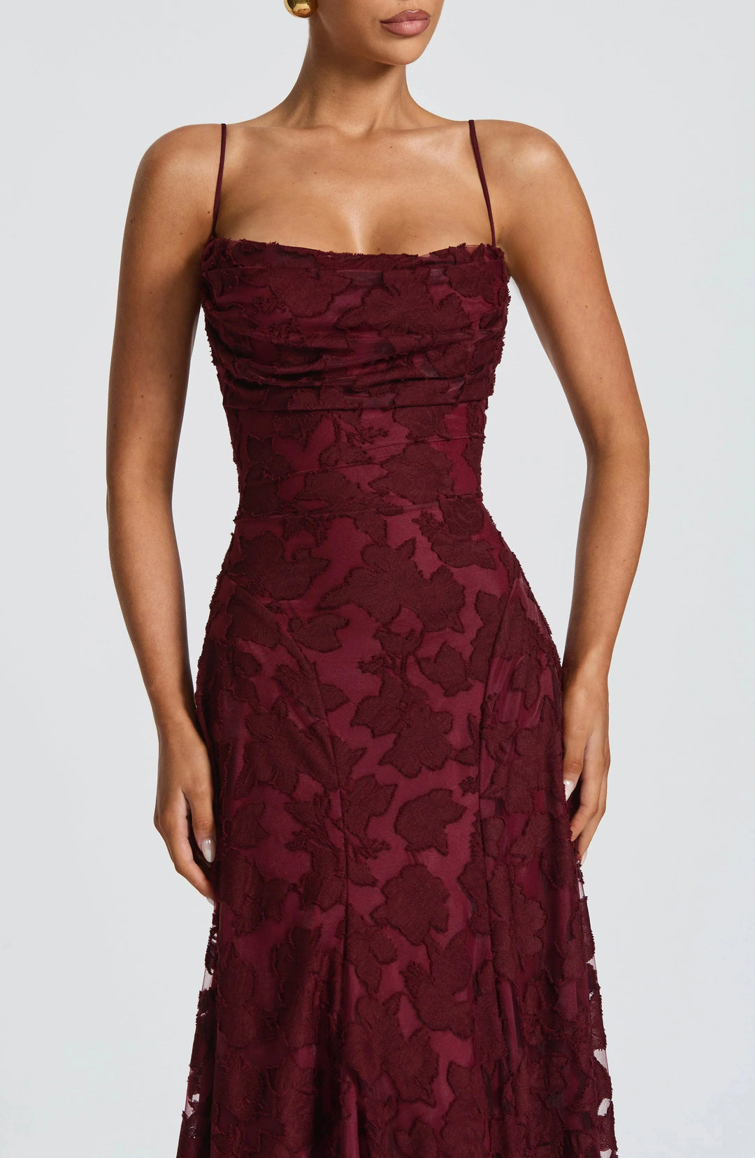 Stijlvolle avondjurk: dames maxi jurk met bloemdessin, elegante cowl-hals. Ideaal voor gala.