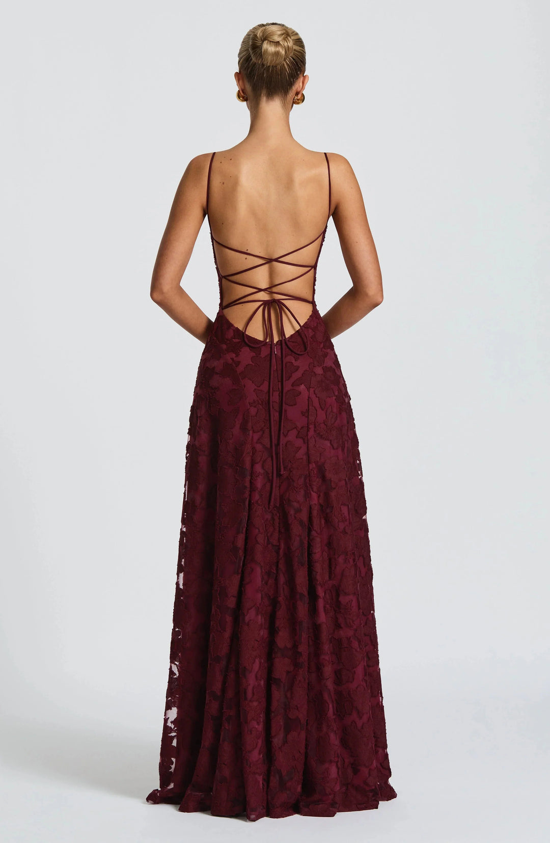 Elegante damesjurk met kleurrijk bloemenpatroon, gedrapeerde hals en mouwloze design.