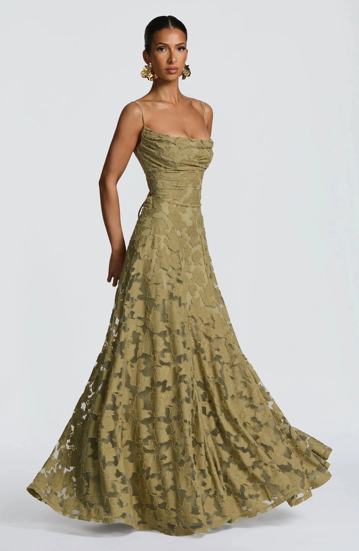 Chique mouwloze damesjurk, bloemen en gedrapeerde hals. Perfecte formele kleding.