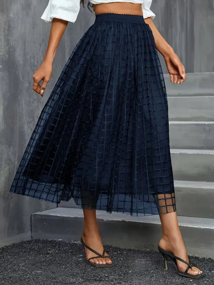 Luchtige marineblauwe plooirok met ruitpatroon voor dames. Ideaal voor lente- en zomer casual chic.