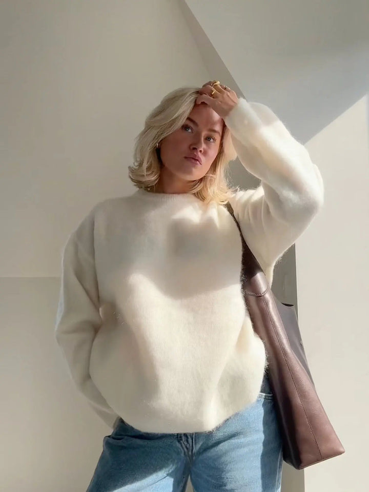 Zachte, tijdloze dames trui met fijne textuur, perfecte bovenkleding voor een elegante winterlook.