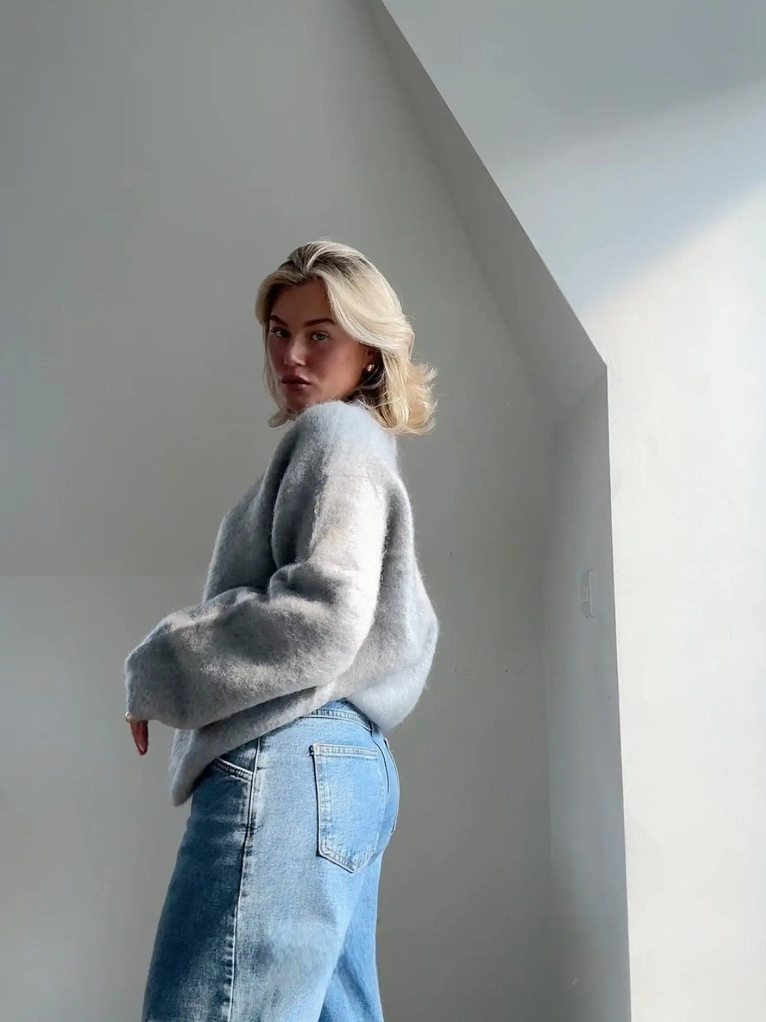 Tijdloze zachte dames trui, elegant en comfortabel, een veelzijdige keuze voor herfst- en wintermode.