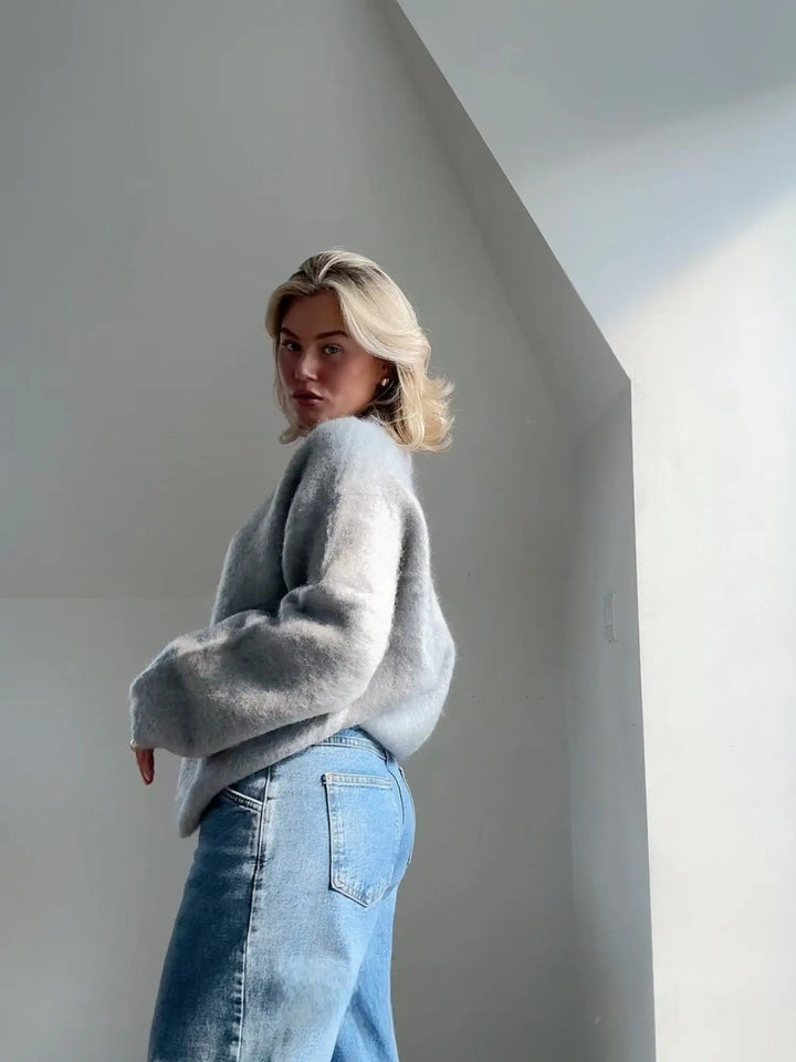 Tijdloze zachte dames trui, elegant en comfortabel, een veelzijdige keuze voor herfst- en wintermode.