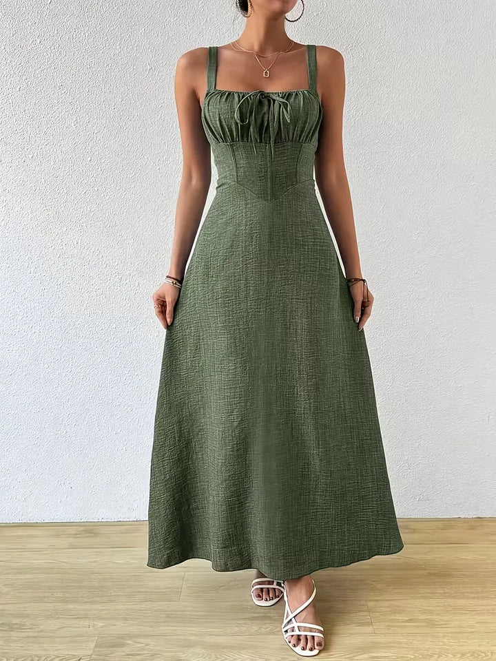 Zomercollectie dames: luchtige wikkeljurk met spaghettibandjes en elegante pasvorm.
