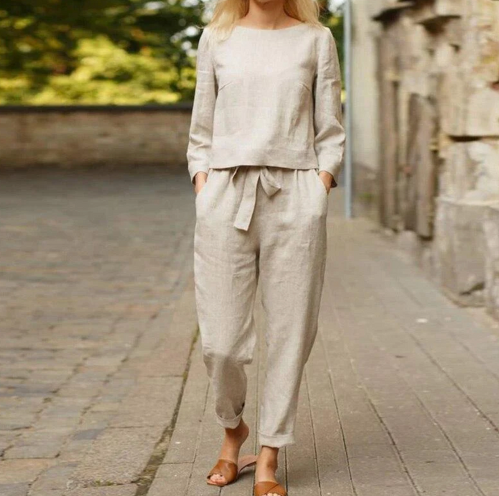 Dames elegante zomer set met stijlvolle top en wijde broek, perfect voor warme dagen en een casual chique look.