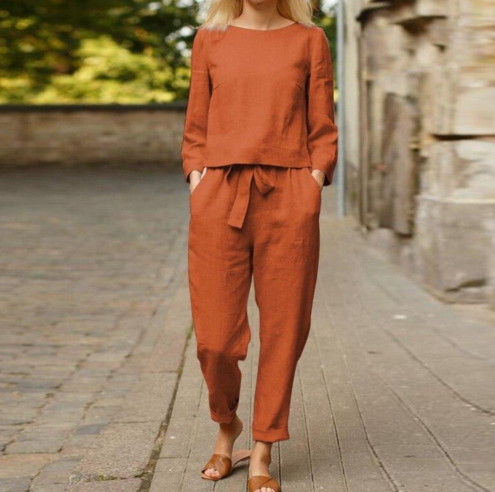 Comfortabele tweedelige zomer set voor dames, bestaande uit een ademende top en elegante pantalon, ideaal voor diverse gelegenheden.