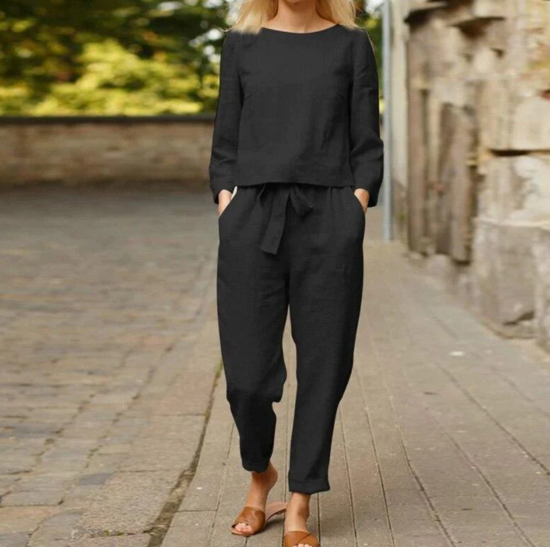 Modern dames broekpak voor de zomer: elegante top en wijde comfortabele broek, perfect voor een veelzijdige en ademende outfit.