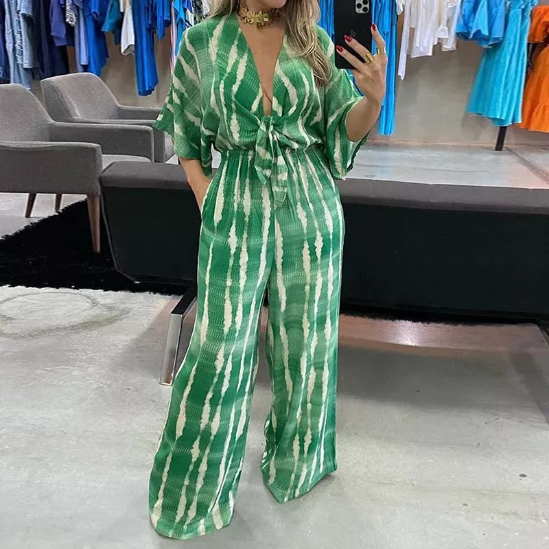 Dames Elyndra jumpsuit met elegante V-hals en wijde pijpen, ideaal voor zomerse stijlvolle outfits.