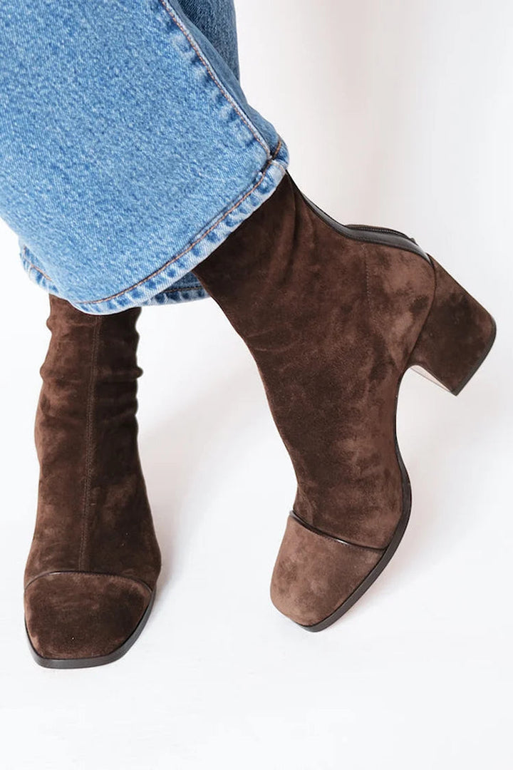 Dames enkellaarsjes met trendy blokhak en vierkante neus, ideaal voor herfst en winter mode.