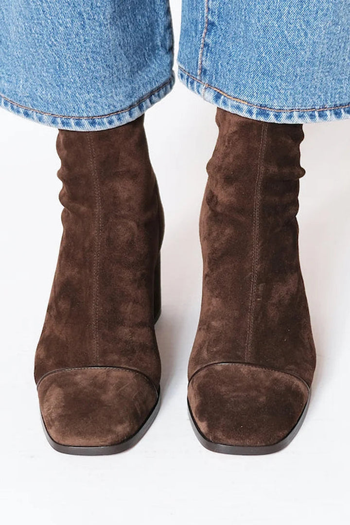 Stijlvolle dames enkellaarsjes met comfortabele blokhak en moderne vierkante neus, perfecte winterschoenen.