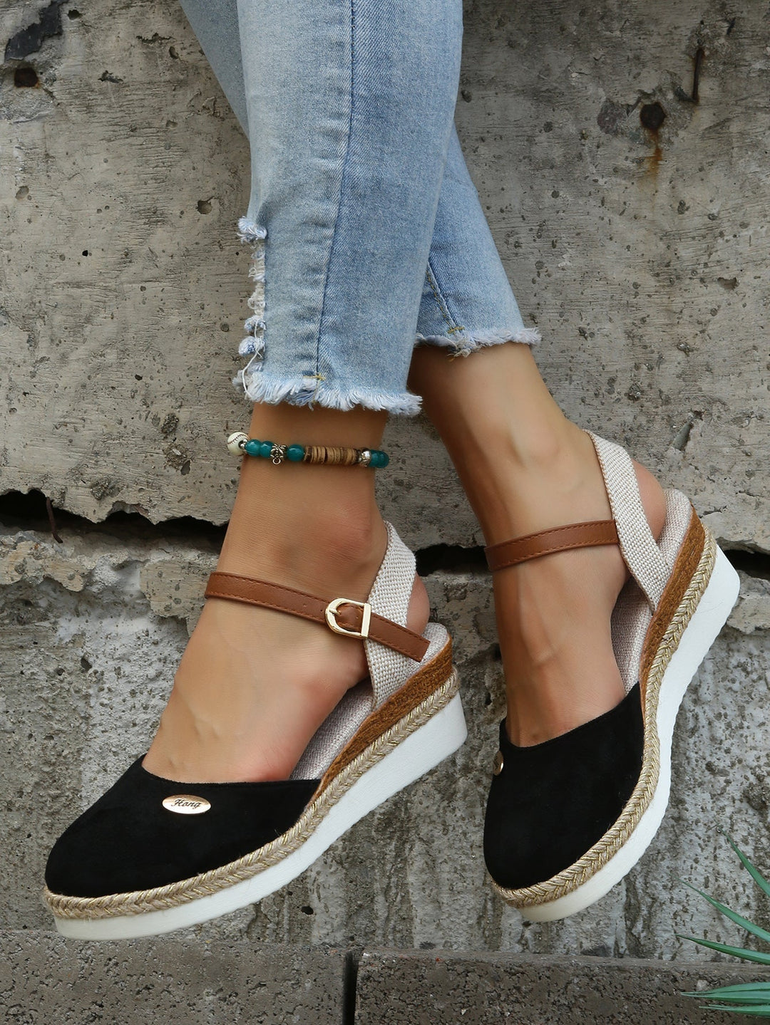 "Dames espadrilles in bruin, roze en zwart, licht en stijlvol, ademen elegantie uit, ideaal voor zomerse outfits."