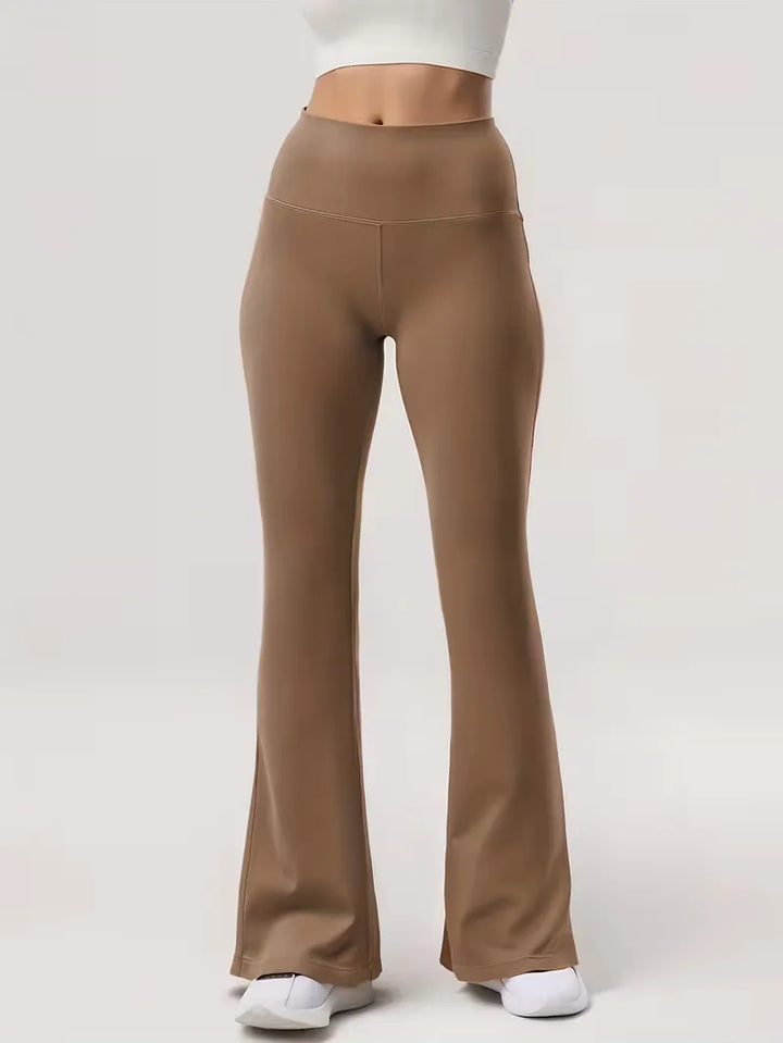 Slim fit flared broek voor dames, hoge taille, platliggend, verkrijgbaar in bruine en zwarte tinten.
