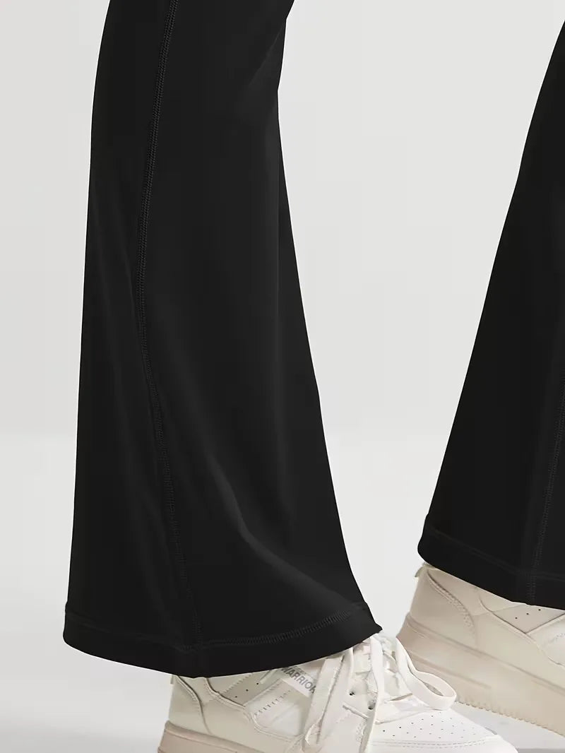 Zwarte dames flared broek met hoge taille, slim fit pasvorm voor een moderne en veelzijdige stijl.