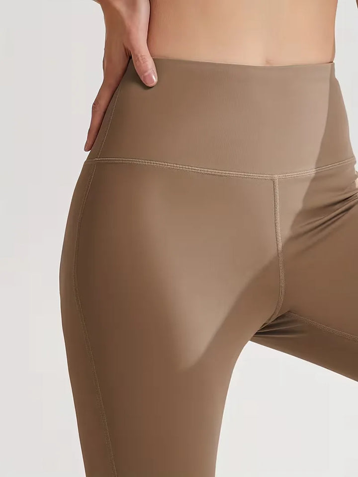Elegante dames flared broek, hoge taille, slim fit, gedragen door model, benadrukt de stijlvolle pasvorm.