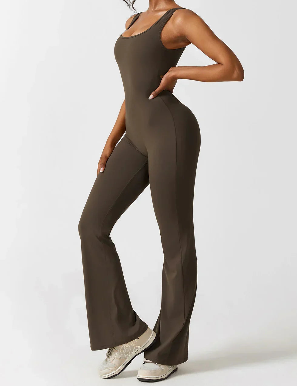 Elegante shaping dames jumpsuit, met V-rug en flared pijpen, ideaal voor elke gelegenheid.