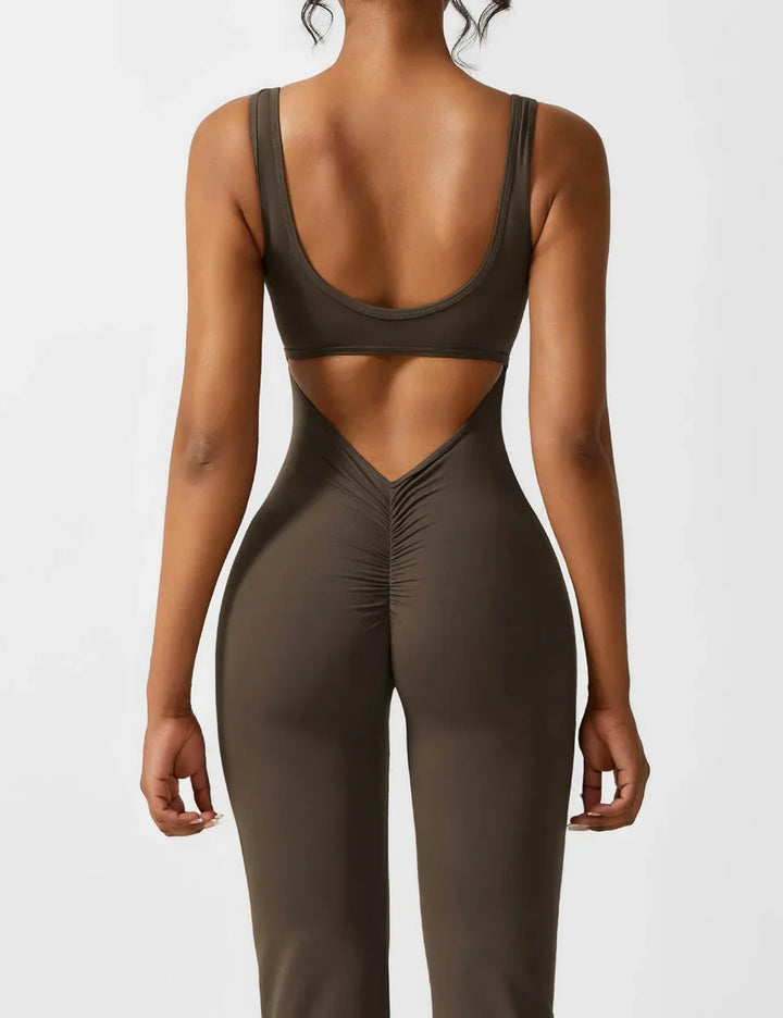 Dames flared jumpsuit, sportief en comfortabel, met diepe V-rug en figuurvormende pasvorm.