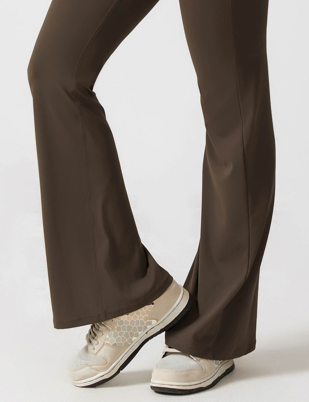Stijlvolle dames jumpsuit met V-rug, figuurvormend en flared, perfect voor een trendy look.