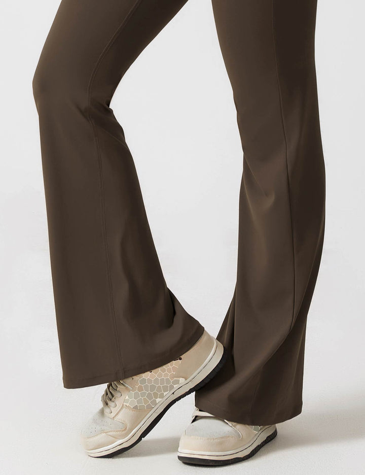 Stijlvolle dames jumpsuit met V-rug, figuurvormend en flared, perfect voor een trendy look.