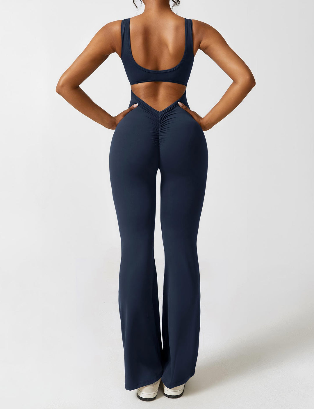 Comfortabele en trendy dames flared jumpsuit met V-rug, elastisch en shaping.