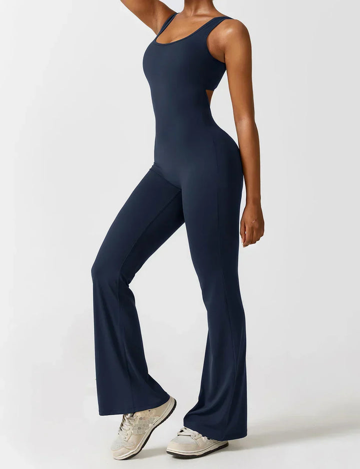 Elastische dames flared jumpsuit, met V-rug, figuurvormend en perfect voor vrijetijd.