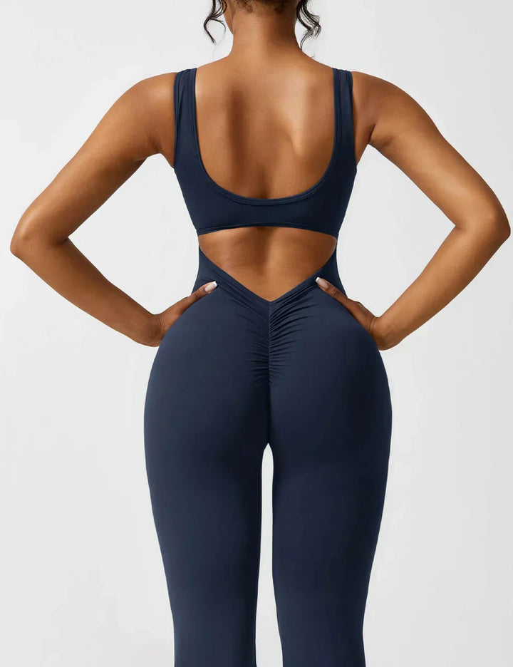 Trendy dames jumpsuit, flared en elegant, met V-rug en een shapende taille.