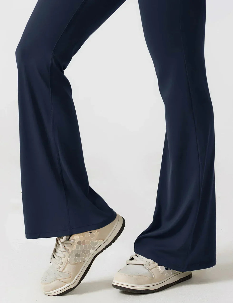 Dames figuurvormende jumpsuit met flared pijpen, comfortabel en stijlvol V-rug ontwerp.