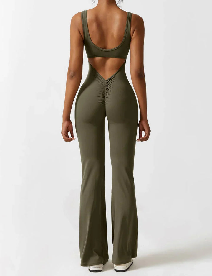 Sportieve dames jumpsuit met V-rug, flared, elastisch en figuurvormend.