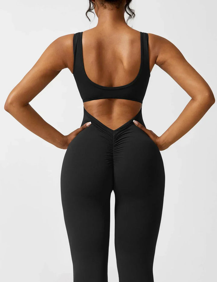 Stijlvolle dames jumpsuit met flared pijpen en diepe V-rug, voor een shapende look.