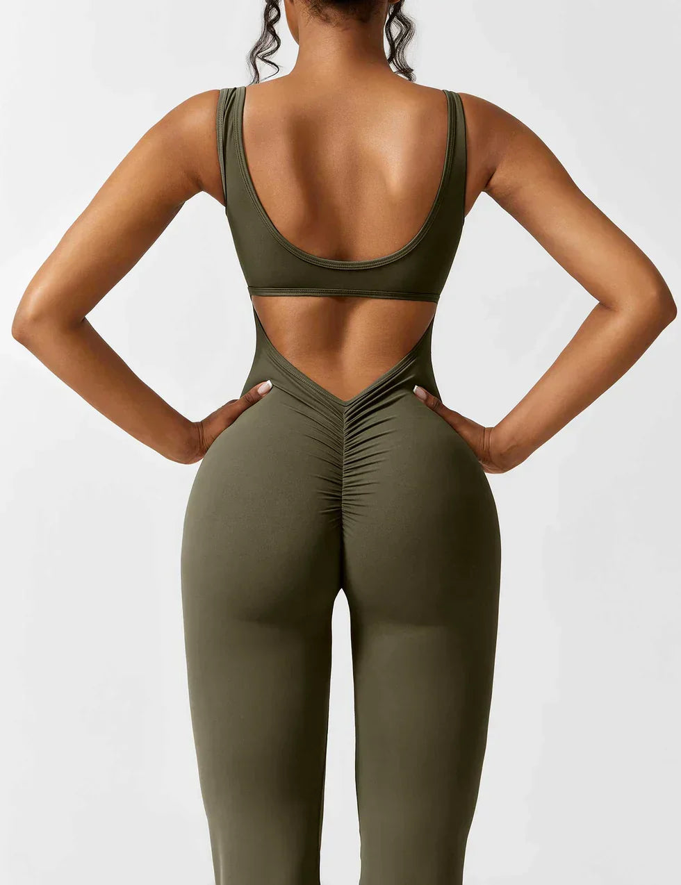 Trendy dames jumpsuit met V-rug, flared pijpen, stijlvol en met een figuurcorrigerend effect.
