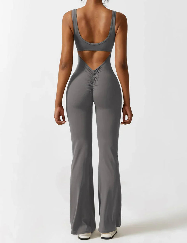 Dames jumpsuit met flared pijpen, V-rug, sportief, elastisch en figuurvormend.