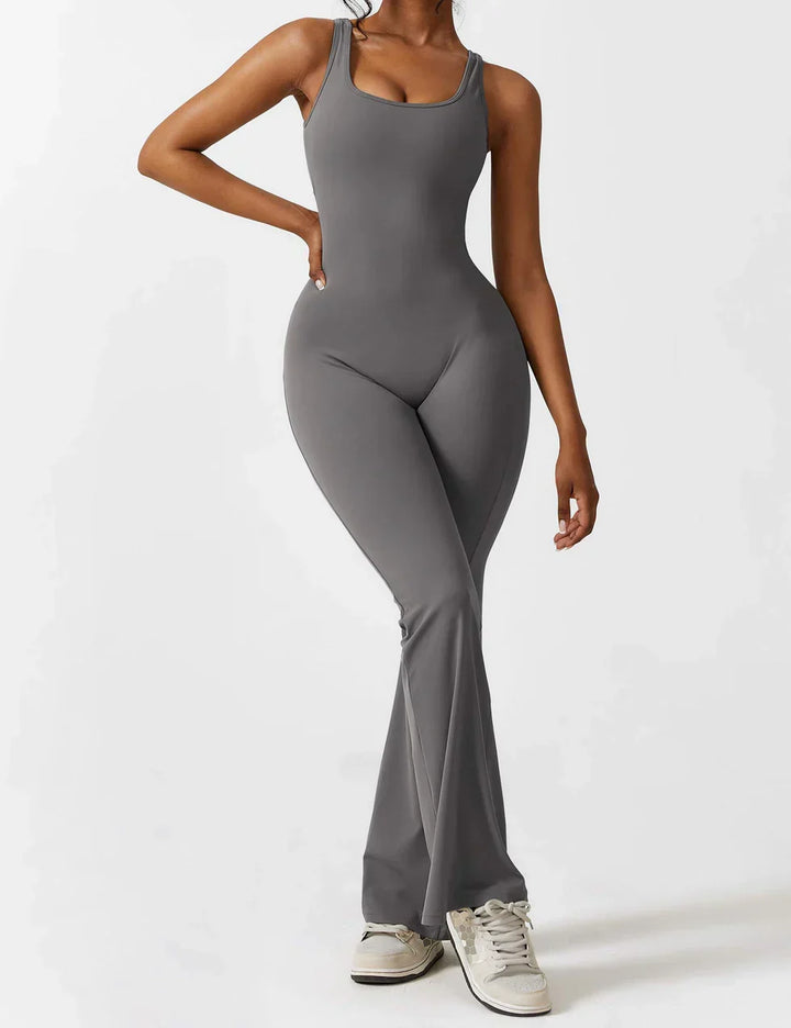Elegante dames flared jumpsuit, met V-rug detail, figuurvormend en perfect voor vrije tijd.
