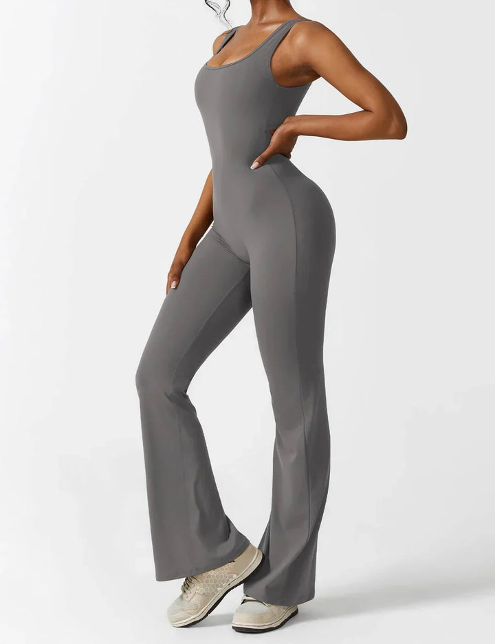 Comfortabele dames jumpsuit met V-rug, flared, trendy en met shaping eigenschappen.