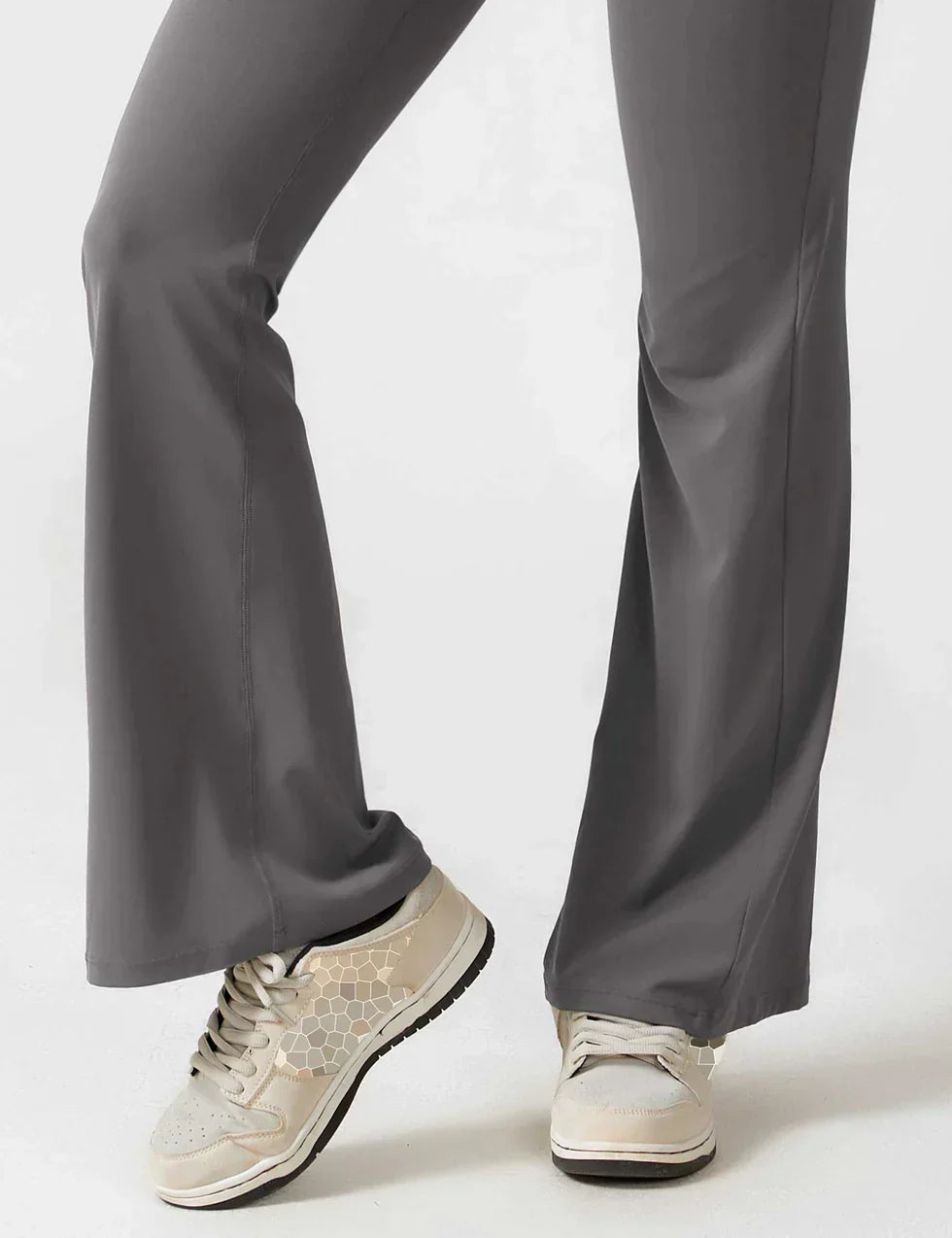 Trendy dames jumpsuit, V-rug, flared pijpen, comfortabel en met een elegant figuurvormend silhouet.
