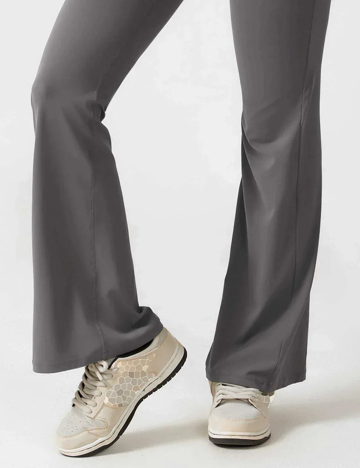 Trendy dames jumpsuit, V-rug, flared pijpen, comfortabel en met een elegant figuurvormend silhouet.