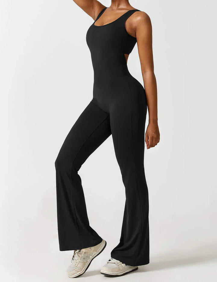 Elegante dames jumpsuit met V-rug, flared broekspijpen, perfect voor vrijetijdskleding.