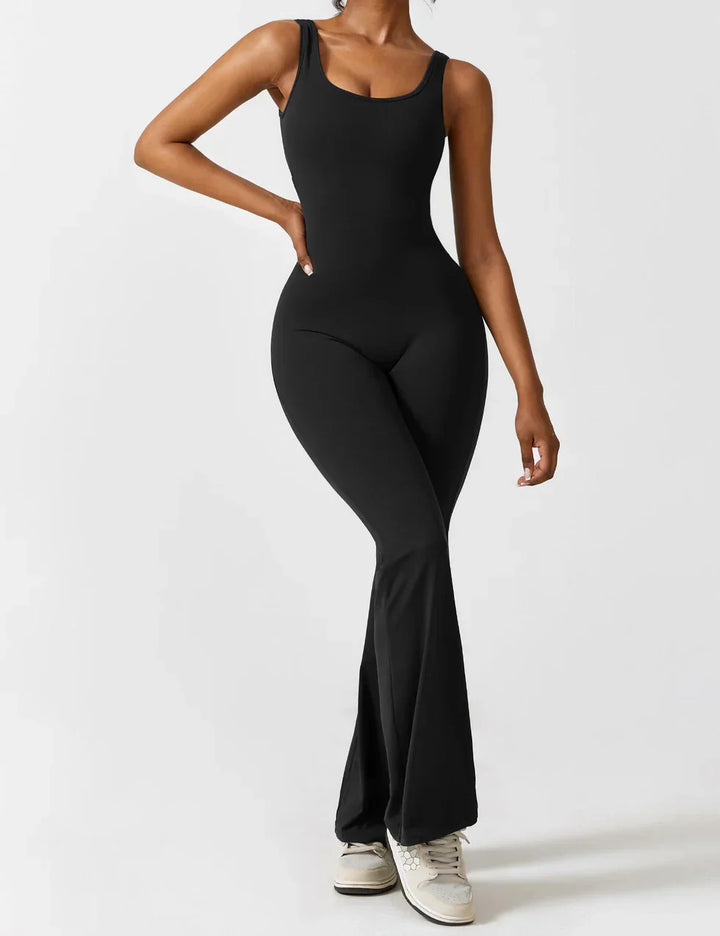 Sportieve dames jumpsuit, elastisch en figuurvormend, met trendy flared pijpen en V-rug.