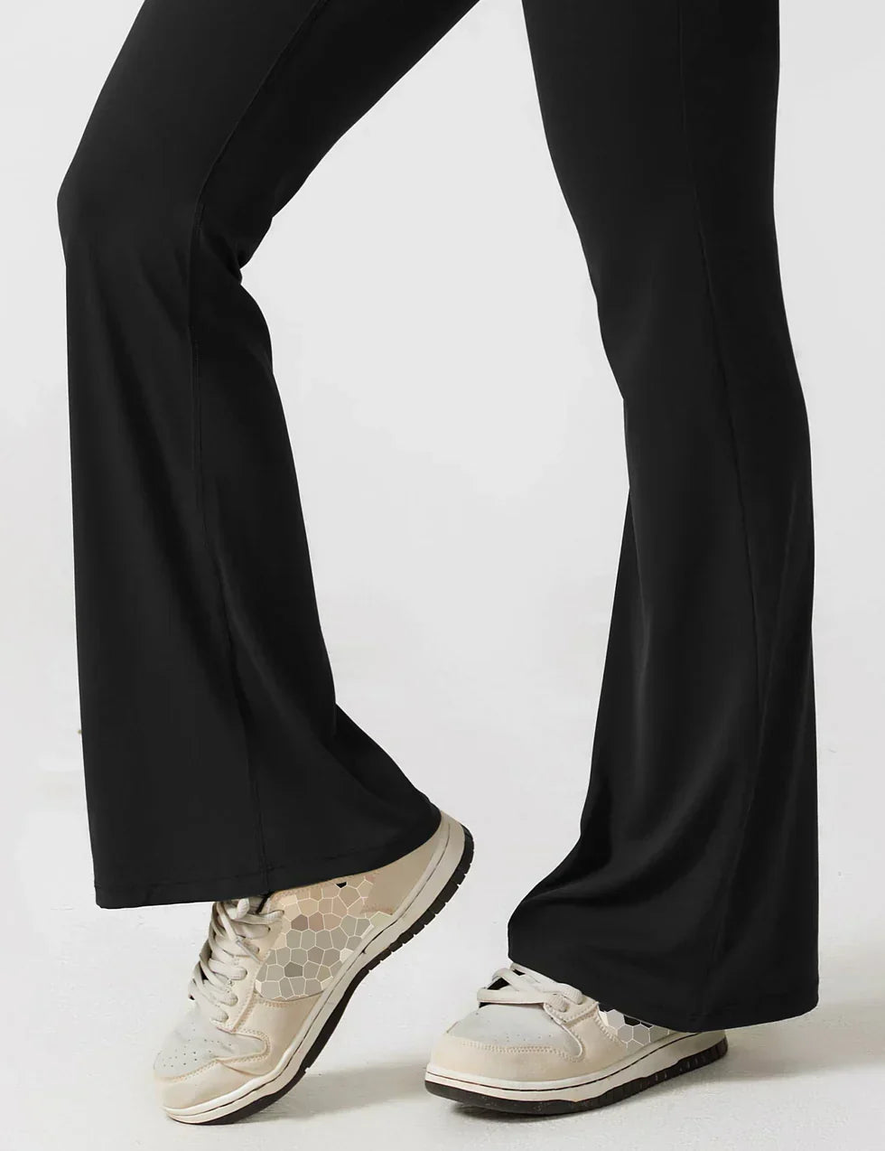 Figuurvormende dames jumpsuit met flared model, comfortabel en stijlvol, met V-rug.