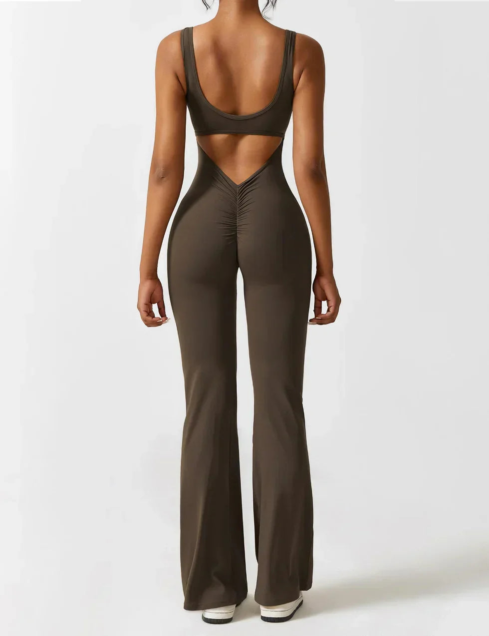 Dames flared jumpsuit, elegant en shaping, met uniek V-rug ontwerp.